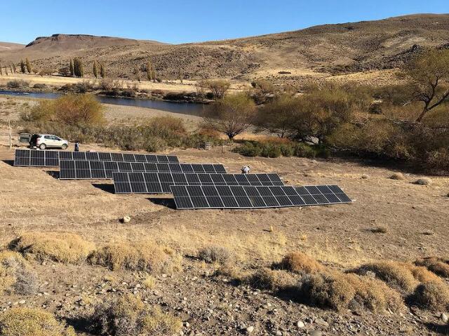 Instalación de paneles solares en campo patagónico